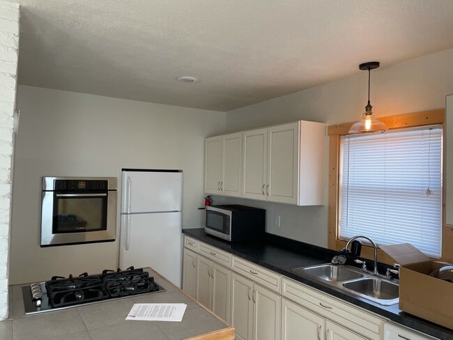 Kitchen - 1614 Custer St