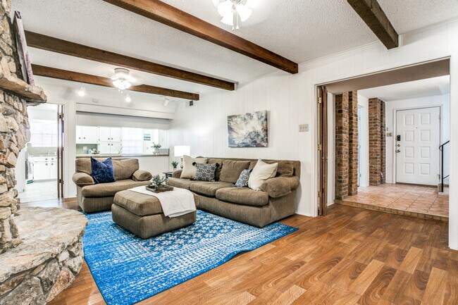 Foto del edificio - 103 W Lilly Ln