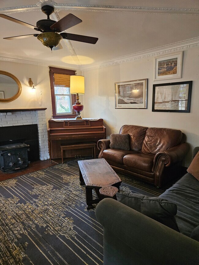 Sala de estar - 3802 Oliver St