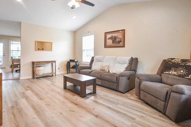 Foto del edificio - Pet Friendly Three Bedroom!