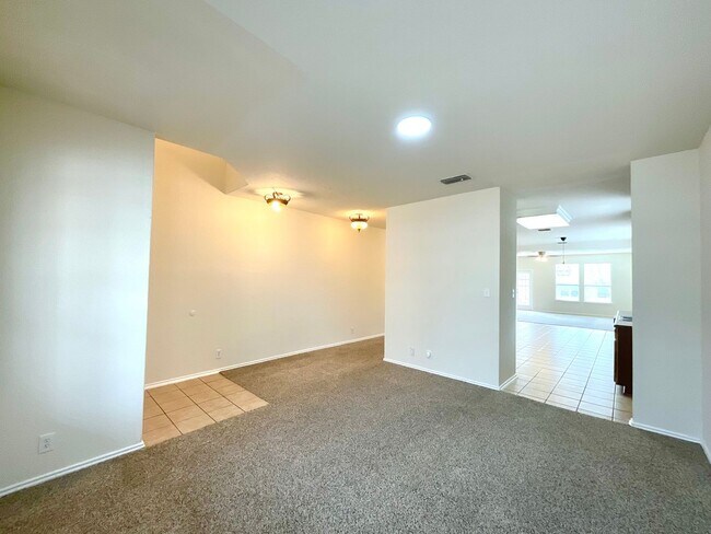 Foto del edificio - **APPLICATION RECEIVED** Spacious 5-Bedroom Retreat with 2-Car Garage & Prime Location Near Lackl...