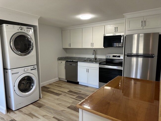 Building Photo - 250 Walnut St