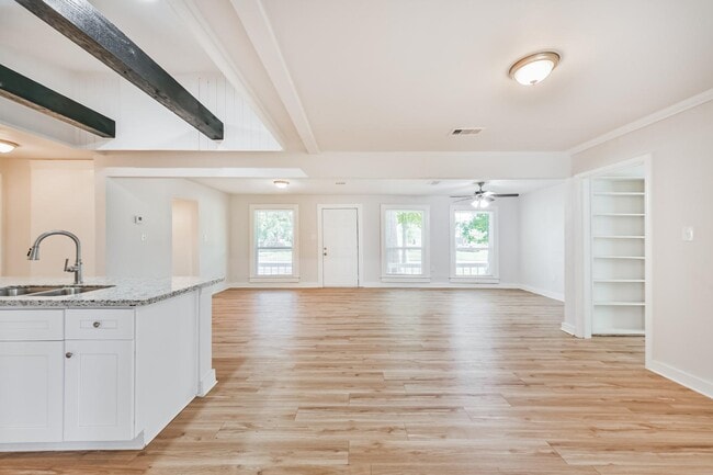 Building Photo - 706 Azalea St