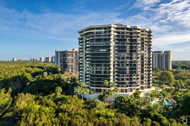 Parte posterior del edificio - Grosvenor Condominium
