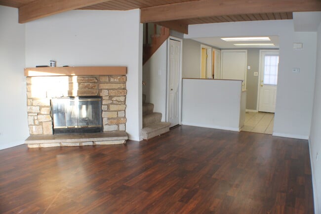 Building Photo - 451 Meadow Green Ln