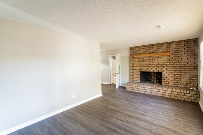 Foto del edificio - 7031 N Kenwood Dr