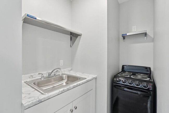 Building Photo - "610" on Congress St:  Studio Apt. 1BA $1400.00 Heat & H20 included-Available 5/01/26