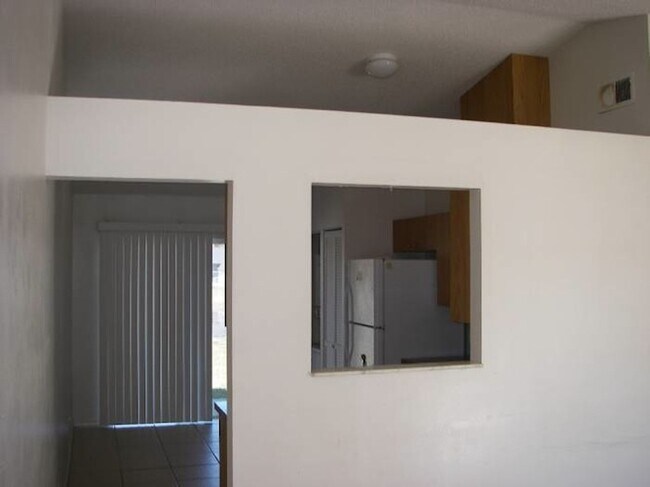 Foto del edificio - MOVE IN NOW! Orlando- off Dean Rd-2BR/2BA Duplex with fenced in yard. Lawn care included!!Has was...