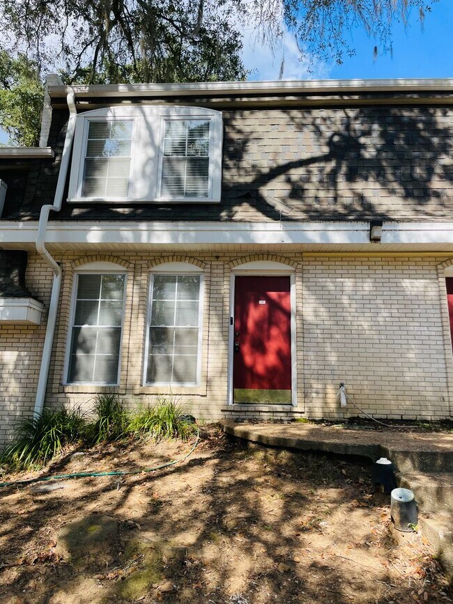 Foto del edificio - Spacious condo close to campuses in Chateau De Ville