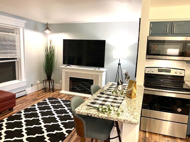 Las unidades completamente amuebladas ofrecen chimeneas, cocinas completas y estacionamiento gratuito. - 1700 9th St