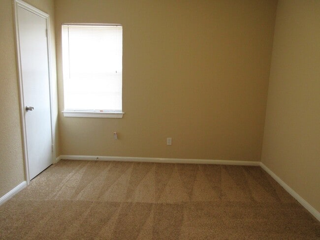 Building Photo - 714 Cherry Valley Dr