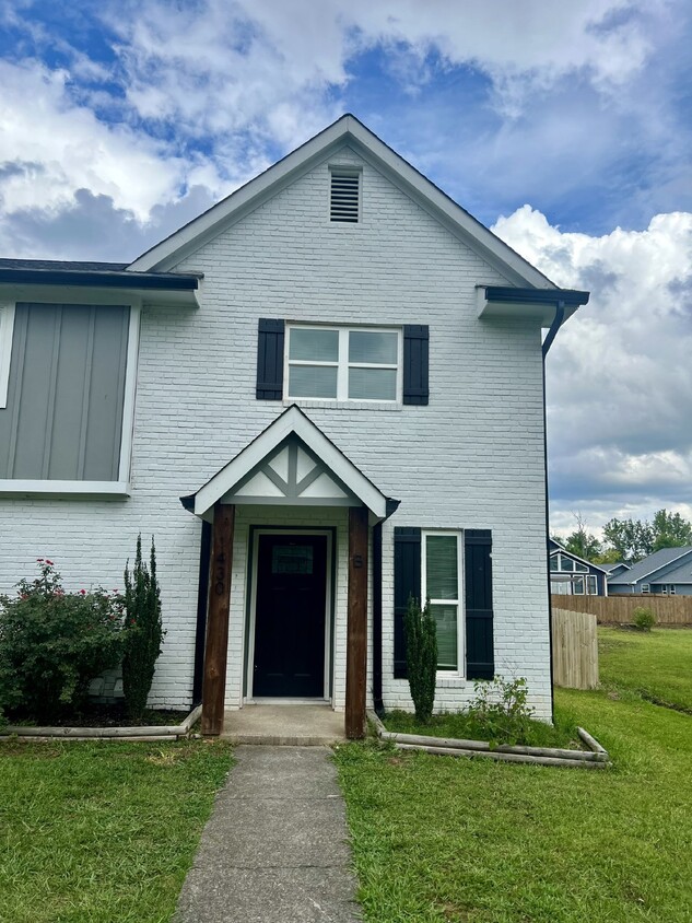 Foto principal - Charming 2-Bedroom Duplex in East Brainerd