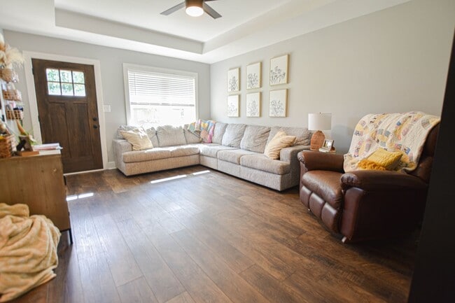 Building Photo - Pet Friendly Three Bedroom!