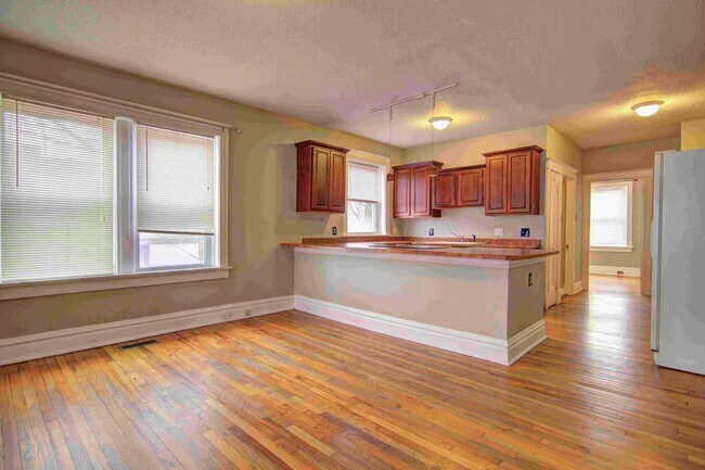 Foto del edificio - Large charming 3 bedroom 2 bath with oversized master bedroom that has its own private bath!