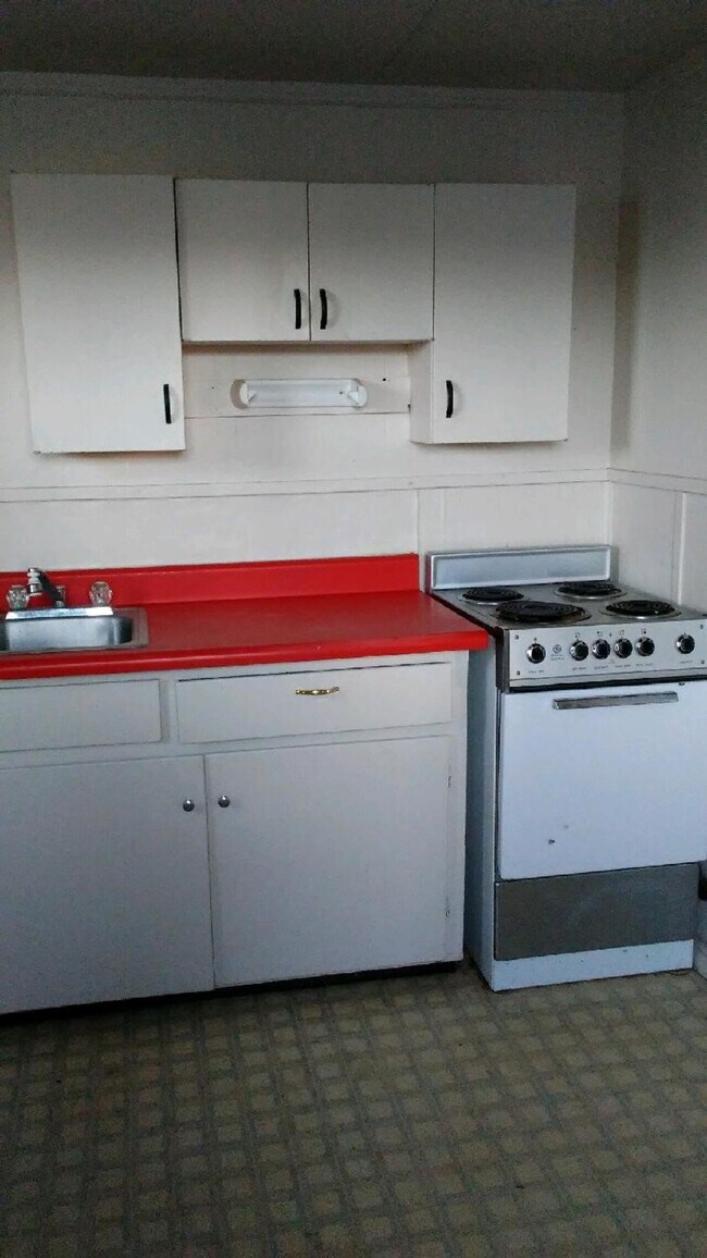 Building Photo - UTILITIES INCLUDED! 17 2nd Ave NE
