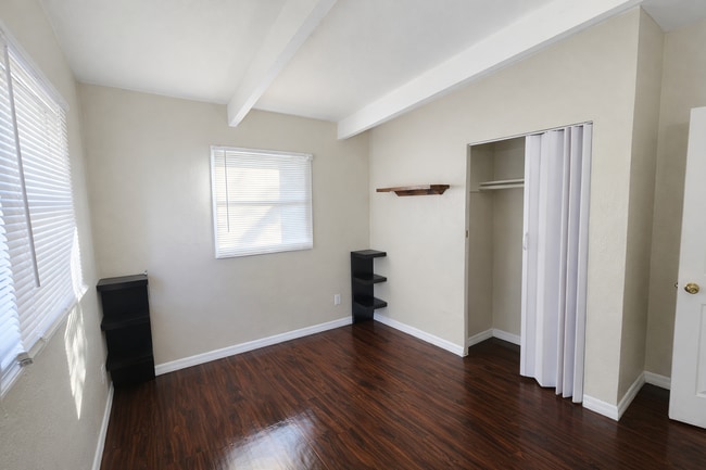 Building Photo - Refreshed and Beautiful 3/1 Move In Ready NOW!