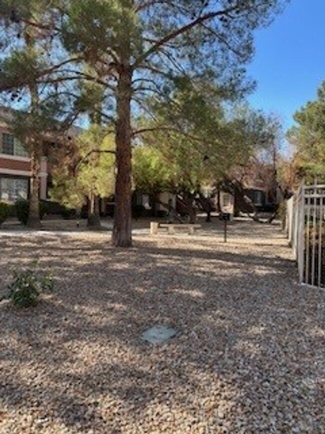 Foto del edificio - Two Bedroom  - Two Bathroom with attached Garage Ready For Move In