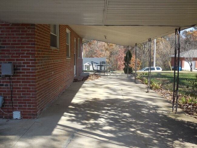 Foto del edificio - Two Bedroom Home with Large Yard and Updated Kitchen!