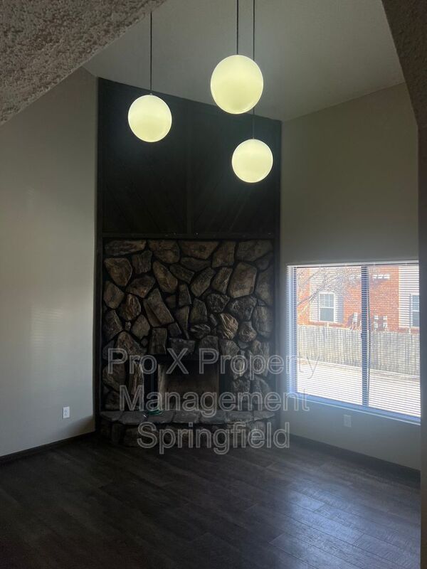 Building Photo - 1232-1242 E Guinevere St