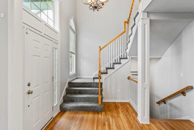 Foto del edificio - This Immaculate 4 Bedroom Home in Overland...