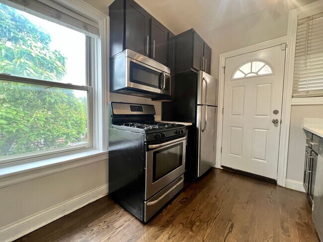 Foto del edificio - Renovated 2 Bed / 1 Bath in Logan Square — $1,925/mo, In Unit Laundry, Central Air, Dishwasher In...