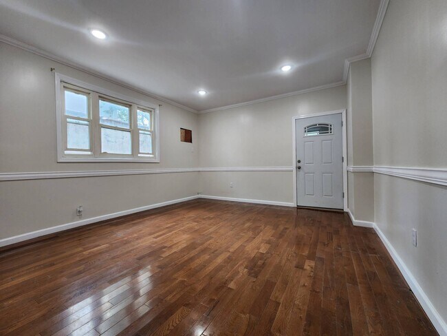 Building Photo - 1132 E 85th St