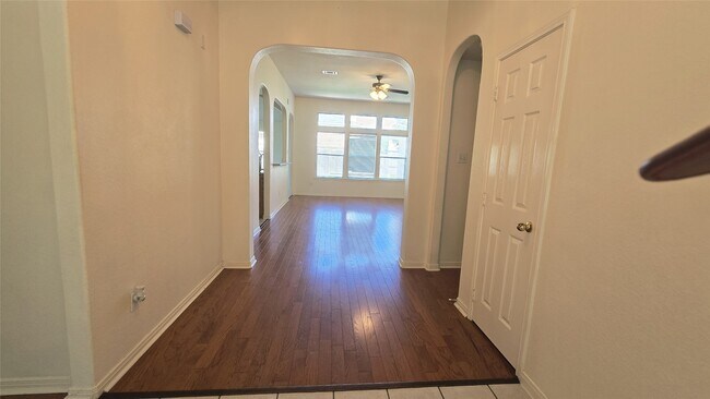 Foto del edificio - 4827 Hidden Chestnut Ln