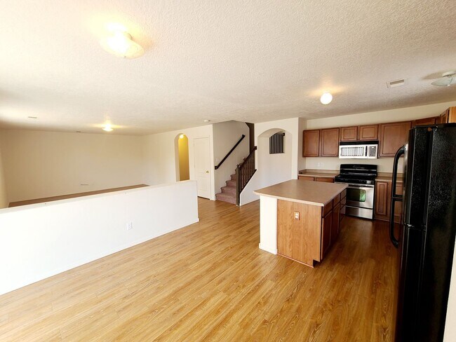 Building Photo - 3  bed, 2.5  bath 2,300  sq ft in the Huning Ranch.