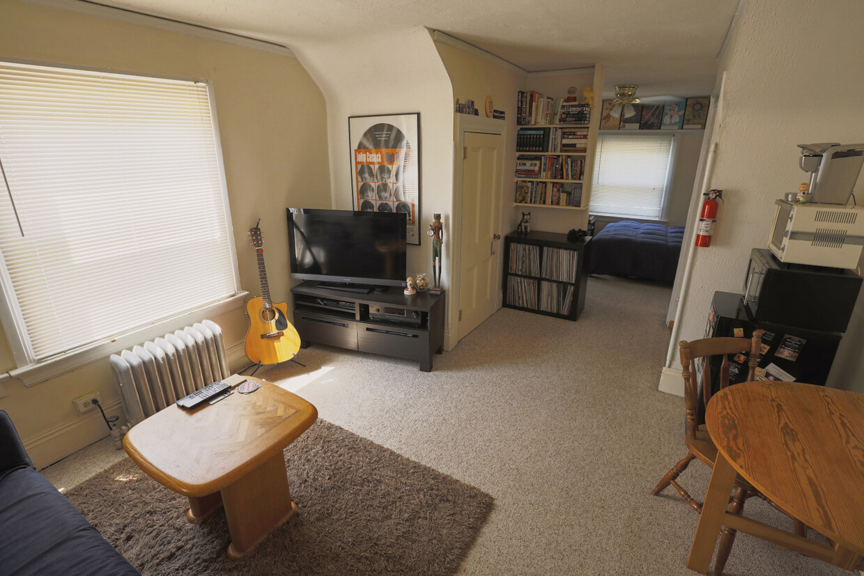 Living room. No furniture ?included. - 76 Midland Ave