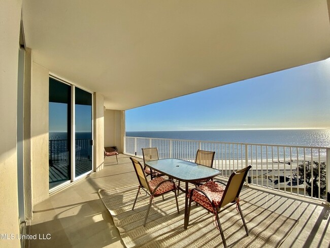 Building Photo - Stunning condo with perfect coastal breeze...