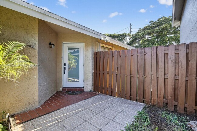 Foto del edificio - 581 Lakeside Cir