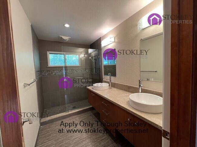 Building Photo - 410 Rolling Ln