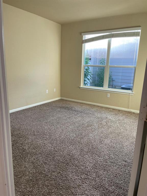 Foto del edificio - 404 Crater Lake Dr