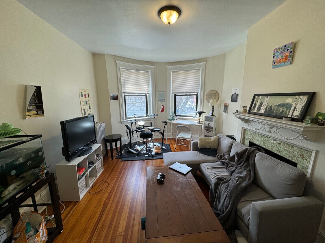 Primary Photo - 1379 Commonwealth Ave