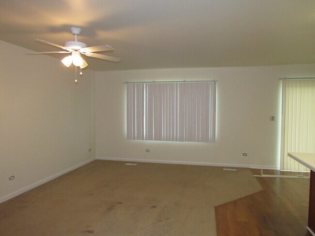 Building Photo - 922 W Bergera Rd