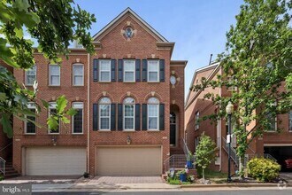 Building Photo - 271 Murtha St