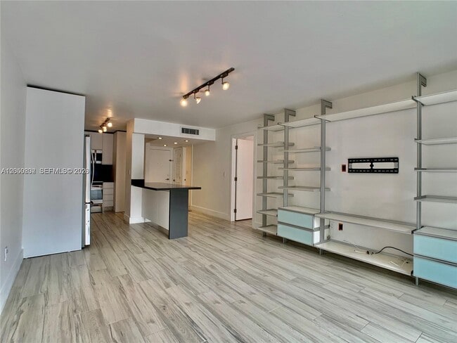 Building Photo - 9360 Fontainebleau Blvd