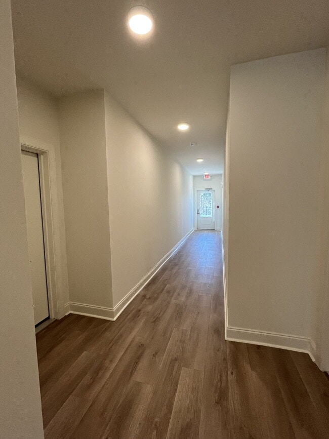 Building Photo - Stylish, Modern Condo in Brentwood - New B...