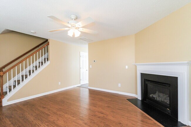 Building Photo - 300 Creekview Dr