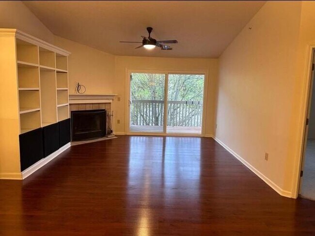 Building Photo - 480 Lakeview Dr