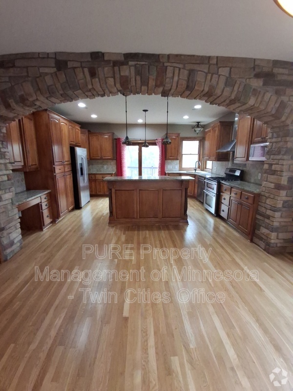 Building Photo - 904 Ridgecrest Dr
