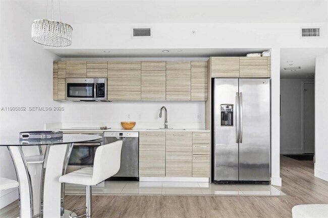 Foto del edificio - 121 NE 34th St