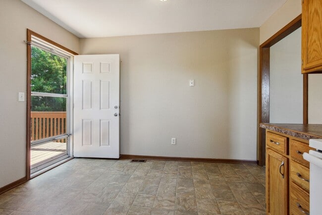Foto del edificio - 3 Bedroom, 2 Bath, two story all electric ...