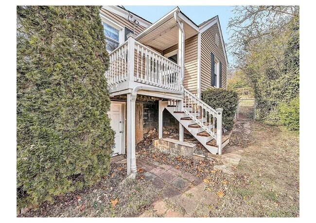 Foto del edificio - Charming 3BR in SW Roanoke | Fenced Yard | Hardwood Floors | Wasena Area