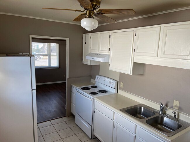 Building Photo - 2 Bedroom House W/Updates!