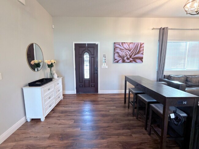 Building Photo - 3-bedroom, 2-bathroom home with a 2-car garage