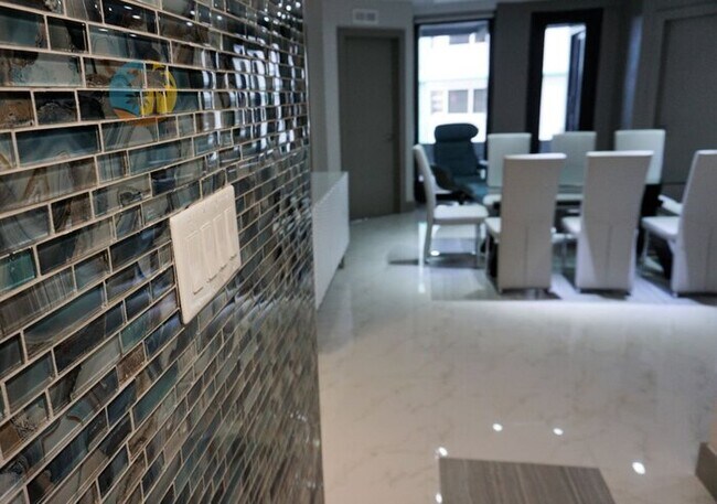 Building Photo - Alexander 518