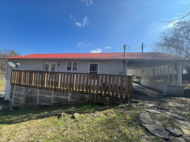 Building Photo - Spacious 3-Bedroom Home with Beautiful Views in Downtown Gainesboro