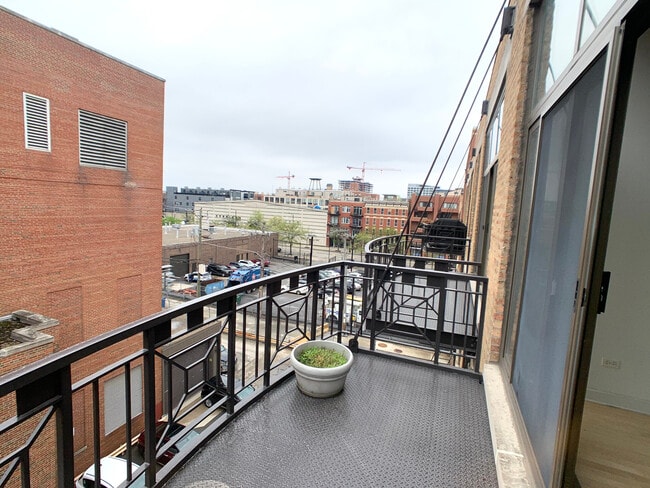 Building Photo - 1330 W Monroe St