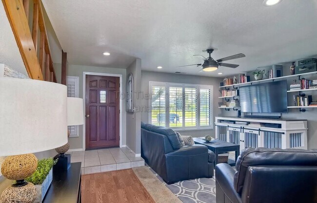 Building Photo - ***Beautiful 3 bed, 2 bath House on 1 Acre...